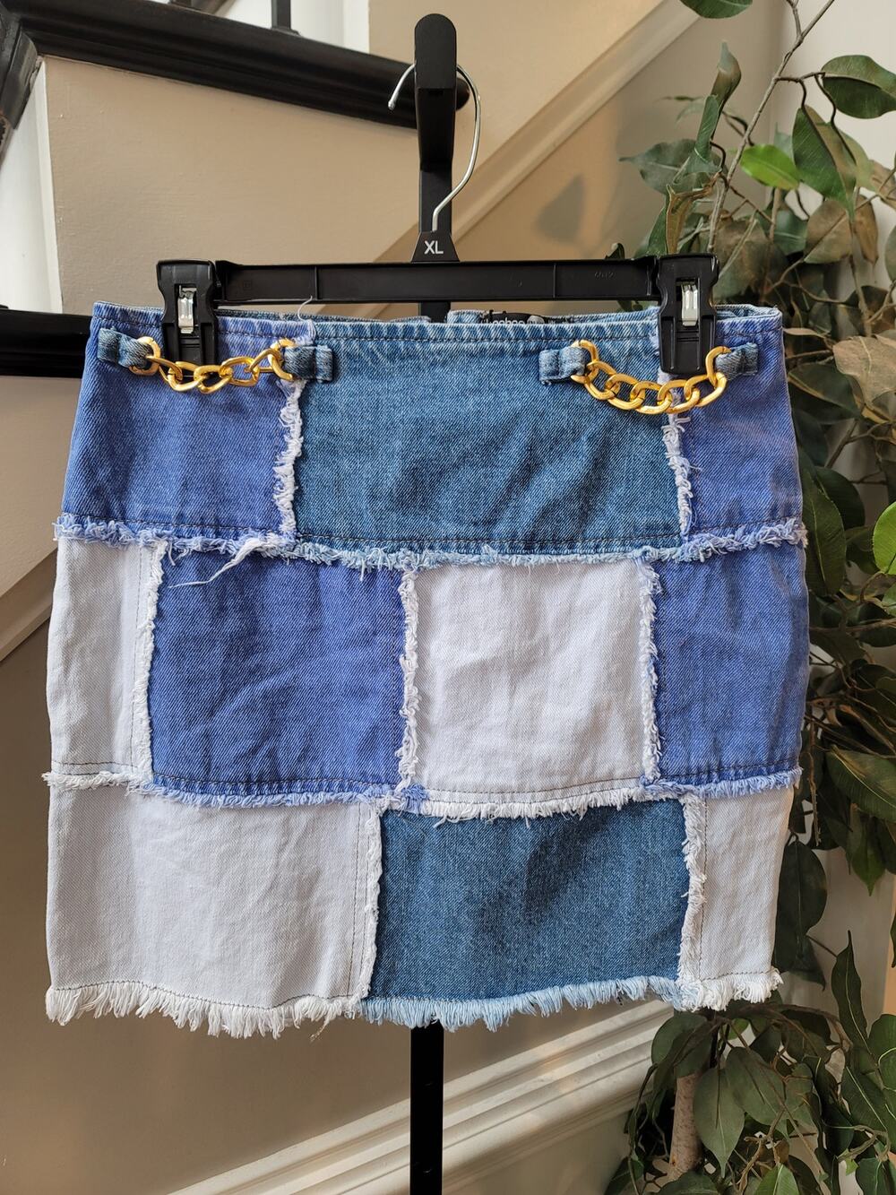 Boohoo Mini Skirt Women's Size 6 Blue/White Patchwork Frayed Chain Back Zipper